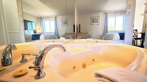 Comfort Suite, 1 Queen Bed, Non Smoking, Jetted Tub | Private spa tub - Motel des Pentes et Suites (Saint-Sauveur)