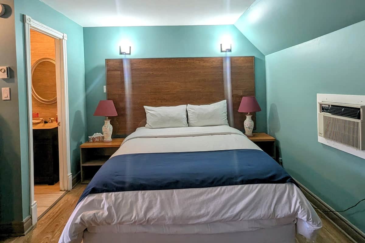 Comfort Room, 1 Queen Bed, Non Smoking | 1 bedroom, hypo-allergenic bedding, pillowtop beds, free WiFi