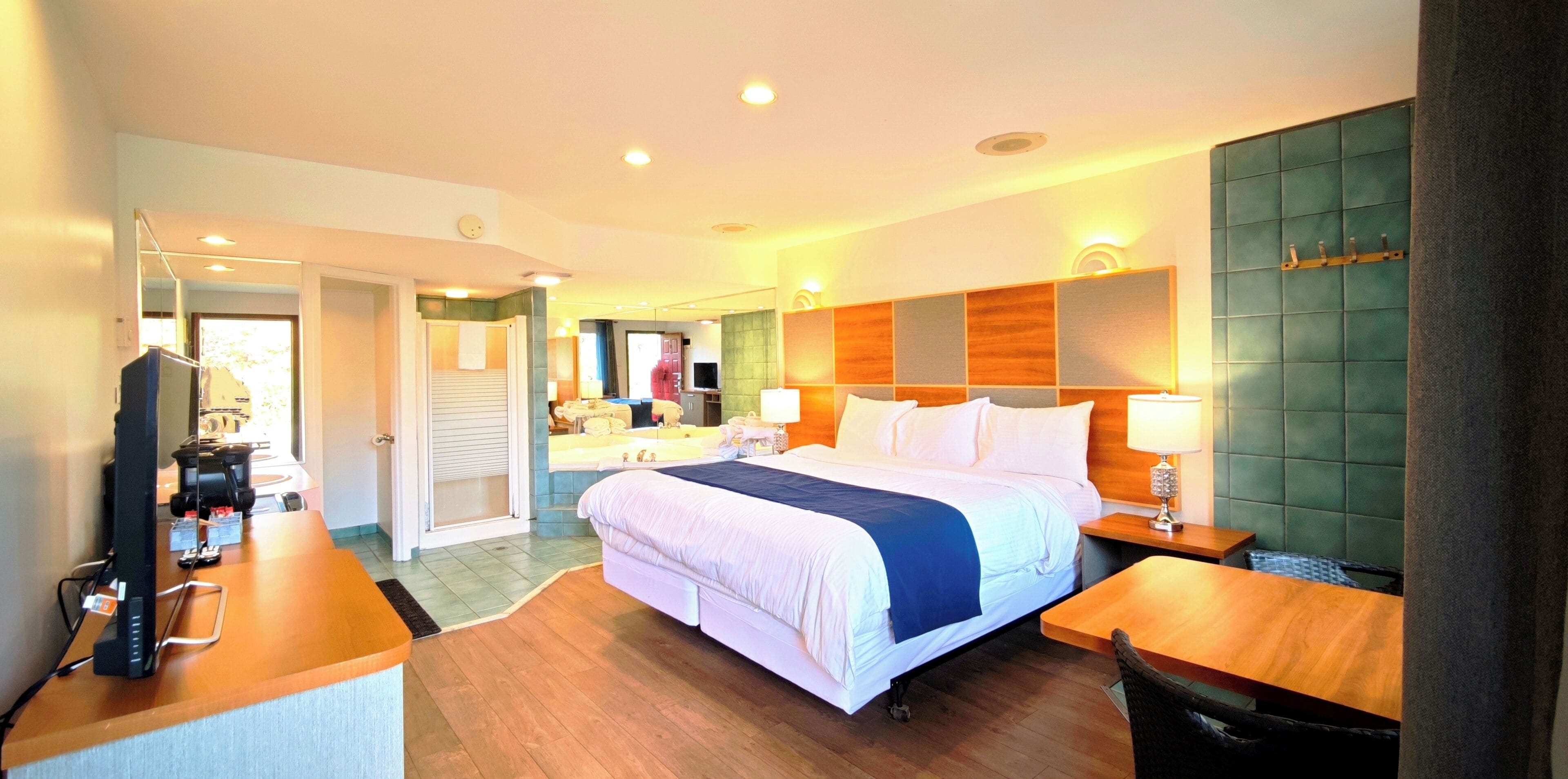 Deluxe Room, 1 King Bed, Jetted Tub, Ground Floor | Hypo-allergenic bedding, pillowtop beds, free WiFi, bed sheets