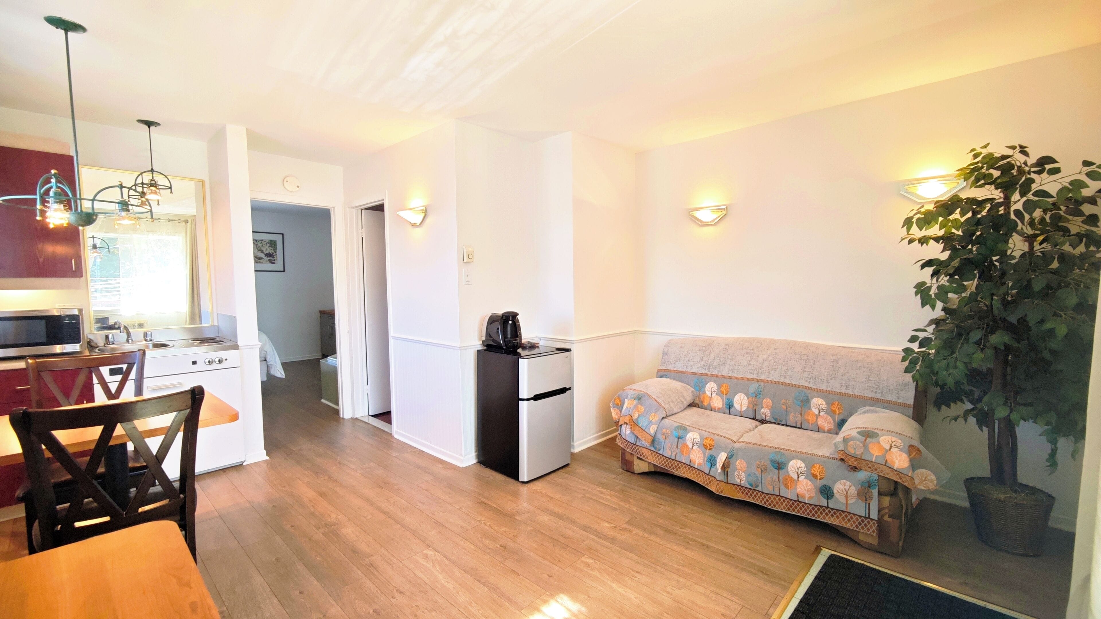 Suite Confort, 1 grand lit, non-fumeurs, baignoire à jets | Restauration dans la chambre