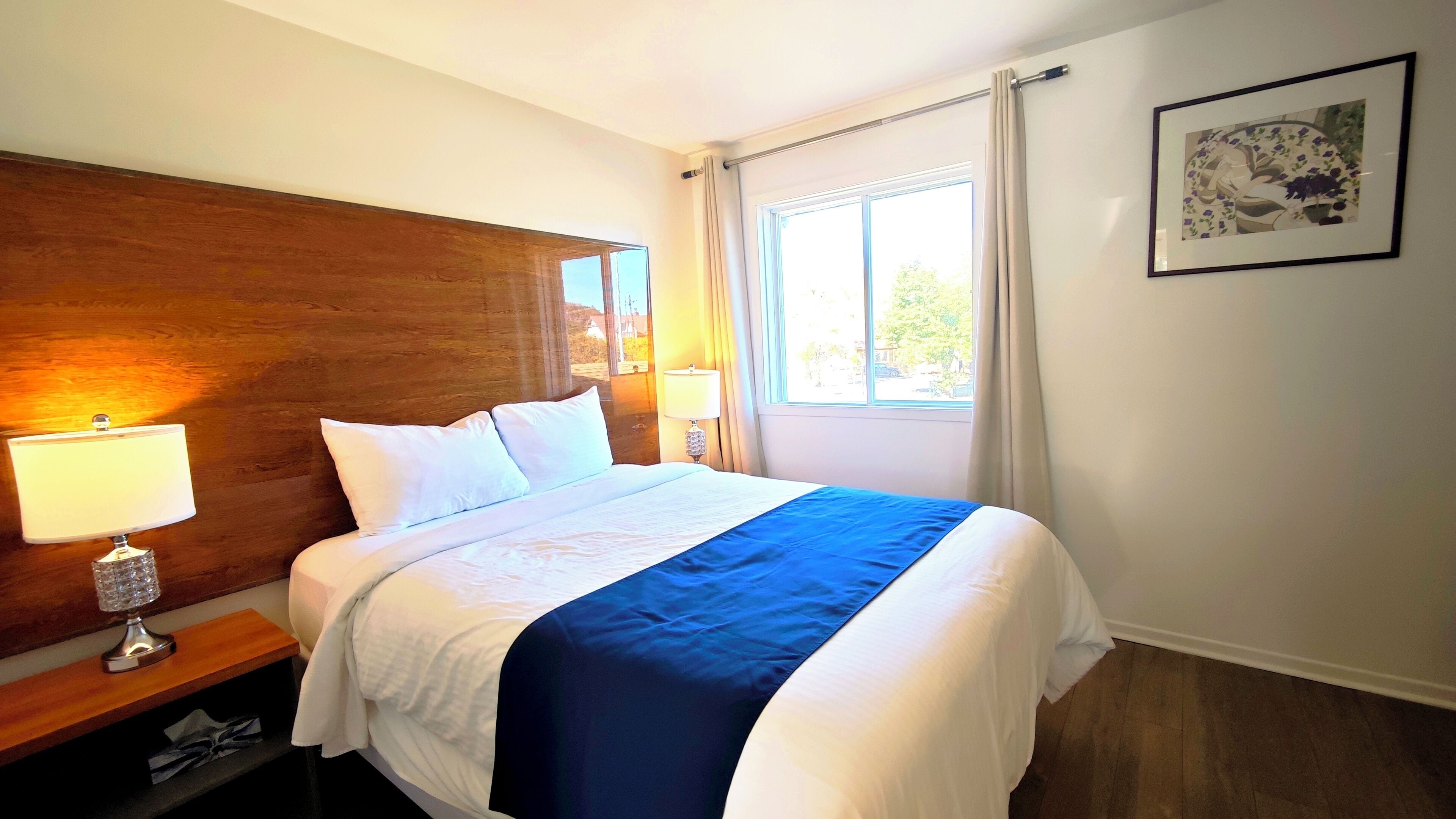Comfort Suite, 1 Queen Bed, Non Smoking, Jetted Tub | Hypo-allergenic bedding, pillowtop beds, free WiFi, bed sheets