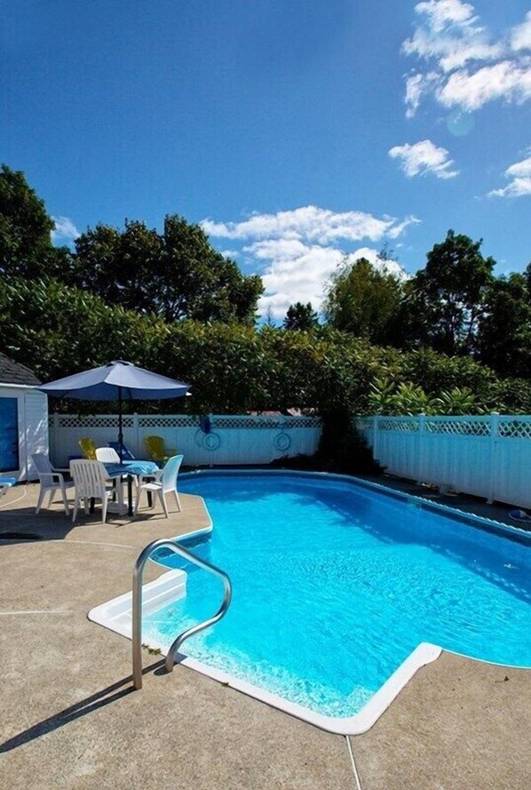 Piscine extérieure (ouverte en saison), parasols de plage