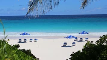 Playa en los alrededores, sombrillas y toallas de playa 