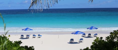 Plage à proximité, parasols, serviettes de plage, yoga sur la plage