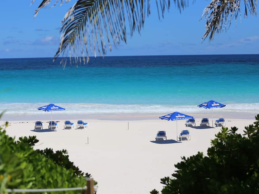 Ubicación cercana a la playa, sombrillas y toallas de playa
