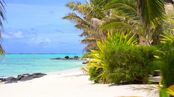 En la playa, playa de arena blanca, toallas de playa y snorkel