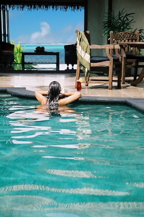 Piscine extérieure, chaises longues