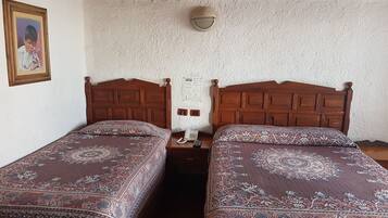 Trippelrum | Skrivbord, mörkläggningsgardiner, strykjärn/strykbräda och gratis wi-fi