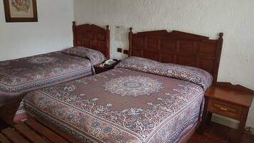 Habitación triple | Escritorio, cortinas blackout y tabla de planchar con plancha