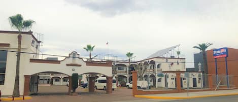 Fachada de la propiedad