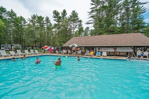 Seasonal outdoor pool - Gateway to Cape Cod RV Resort (Rochester)