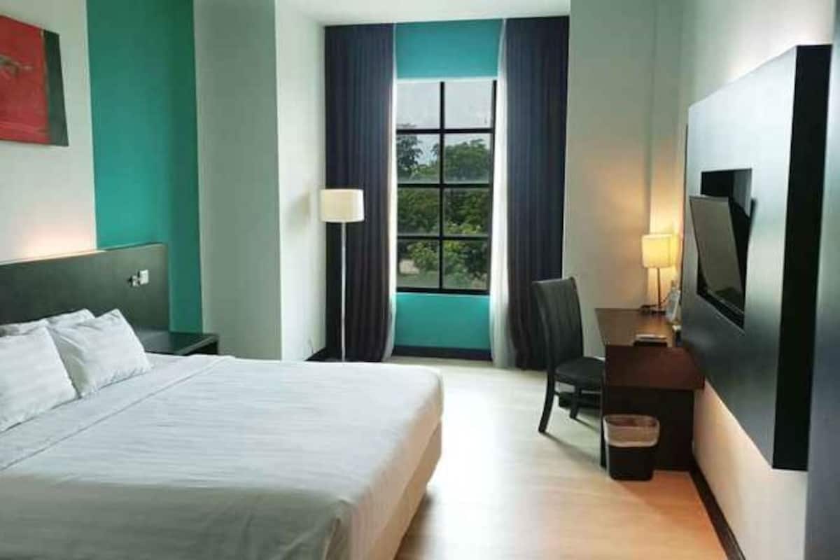 Premium bedding, desk, soundproofing, free WiFi