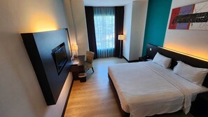 Deluxe King Room | Premium bedding, desk, soundproofing, free WiFi - King's Hotel Nagoya Batam (Batam)
