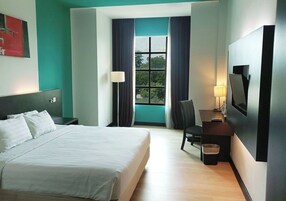 Deluxe King Room | Premium bedding, desk, soundproofing, free WiFi