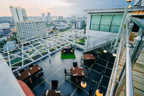 Restaurante con mesas al aire libre
