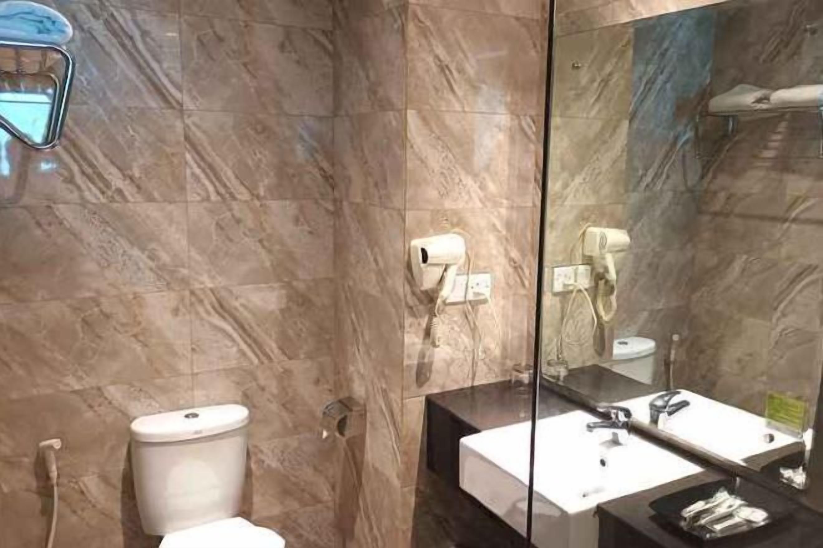 Salle de bain | Douche, articles de toilette gratuits, chaussons, serviettes fournies