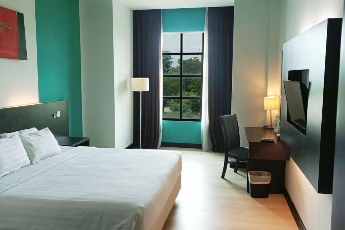 Premium bedding, desk, soundproofing, free WiFi