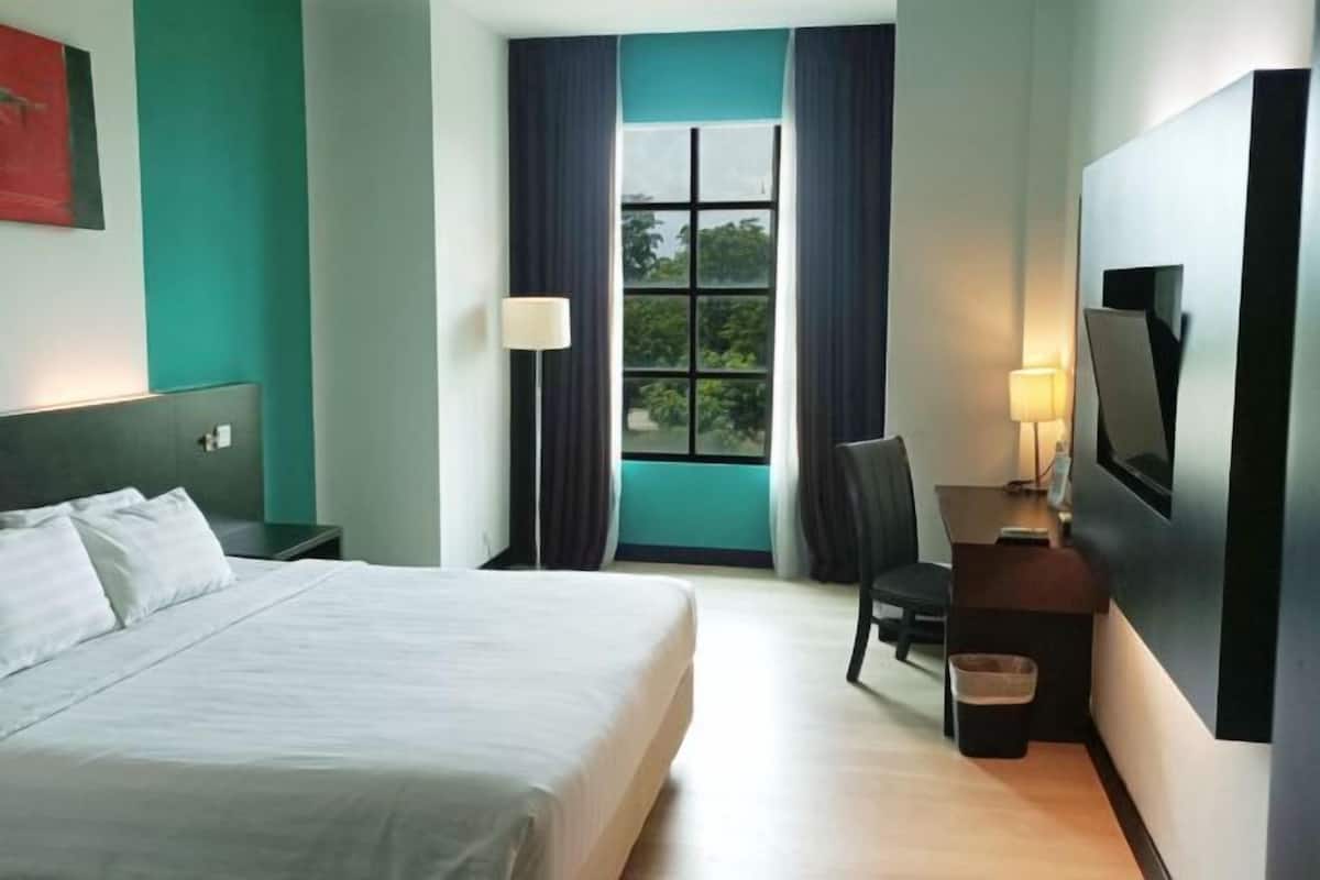 1 Schlafzimmer, hochwertige Bettwaren, Schreibtisch