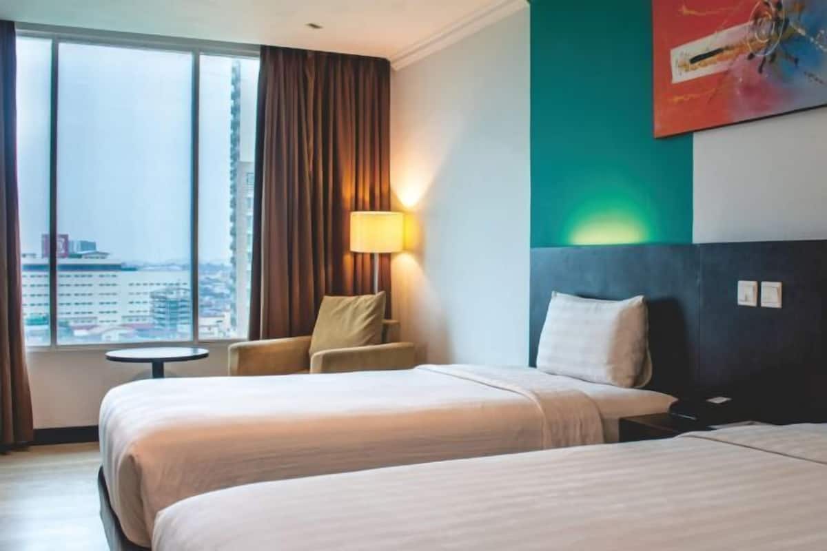 1 Schlafzimmer, hochwertige Bettwaren, Schreibtisch
