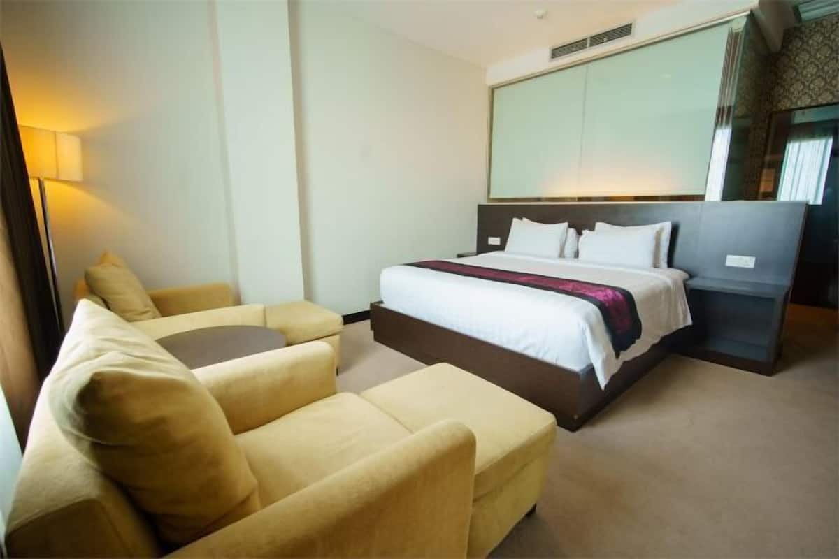 1 Schlafzimmer, hochwertige Bettwaren, Schreibtisch
