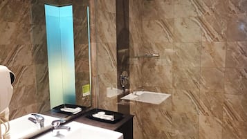 Douche, articles de toilette gratuits, chaussons, serviettes fournies