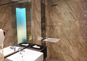 Ducha, artículos de tocador gratuitos, pantuflas, toallas
