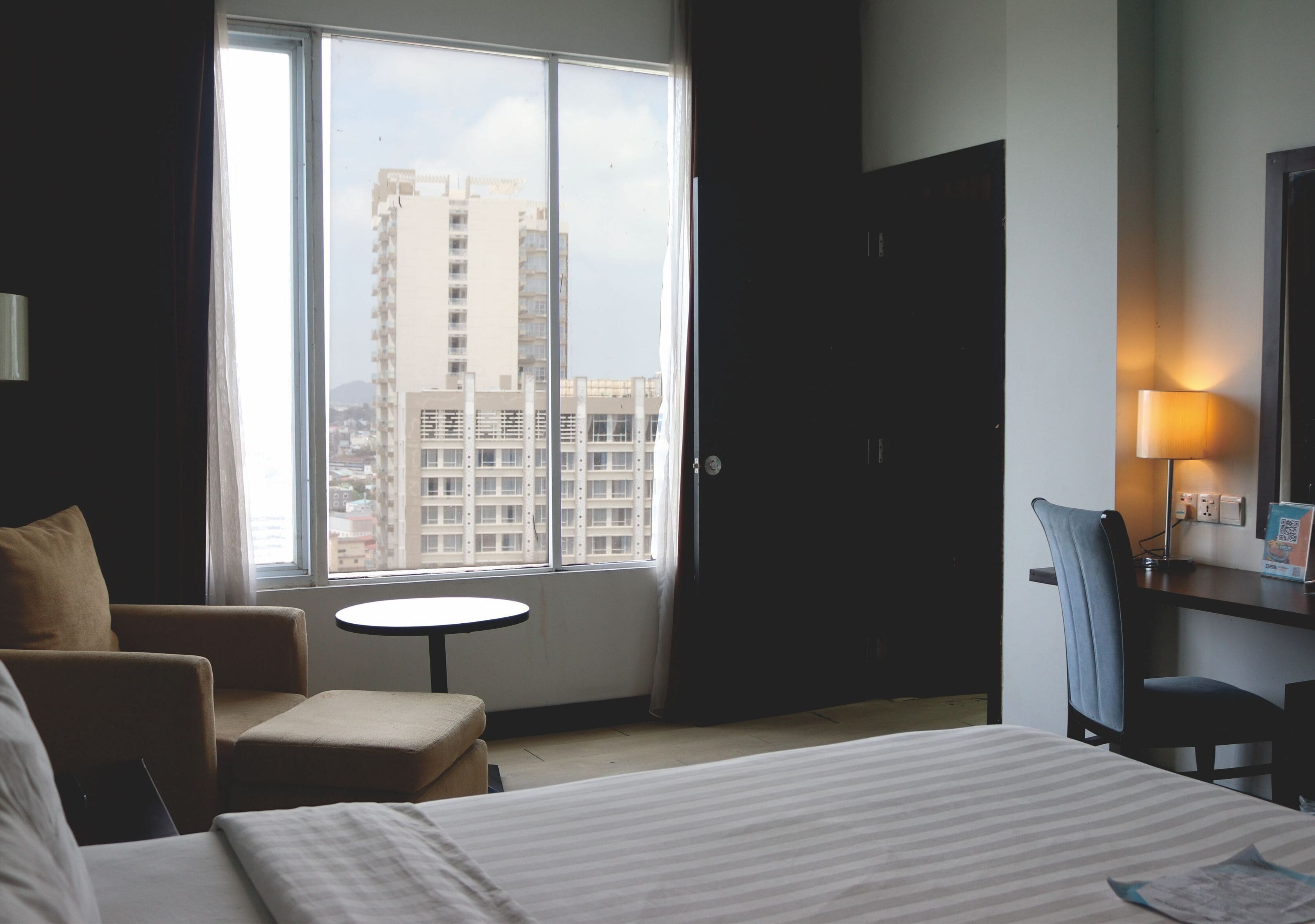 أغطية فراش متميزة ومكتب وت جهيزات عازلة للصوت وواي فاي مجانًا