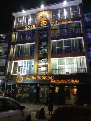 Fassade der Unterkunft – Abend/Nacht