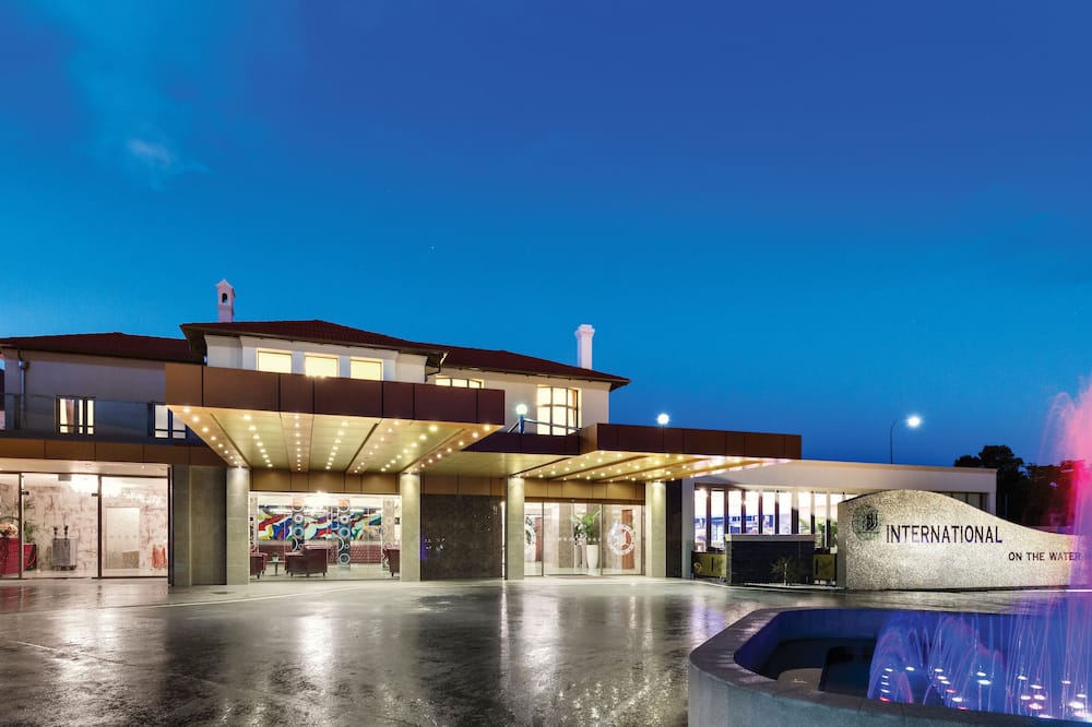 Swan River Hotel