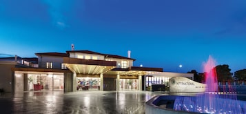 Fachada de la propiedad por la tarde o noche