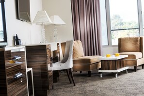 房內夾萬、書桌、熨斗/熨衫板、嬰兒床 (收費)