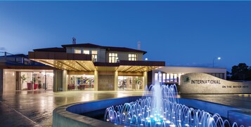 Una piscina al aire libre de temporada