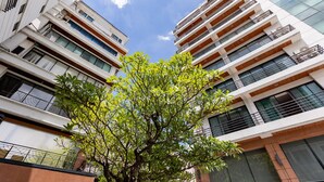 Ένα σύγχρονο, πολυώροφο κτίριο με μπαλκόνια και μεγάλα παράθυρα.