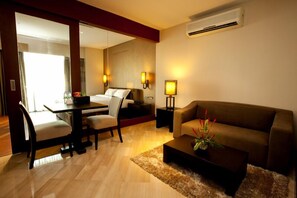 One Bedroom Suite | ห้องนั่งเล่น | ทีวีจอแอลซีดี 32 นิ้ว พร้อมช่องดาวเทียม, ทีวี, เครื่องเล่นดีวีดี