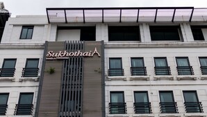 Ένα πολυώροφο κτίριο με μια μεγάλη, ευδιάκριτη επιγραφή που έγραφε «Σουκοτάι».