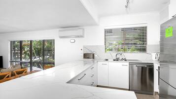 Two Bedroom Two Bathroom Apartment | Cocina privada | Refrigerador, microondas, horno y parrilla de estufa