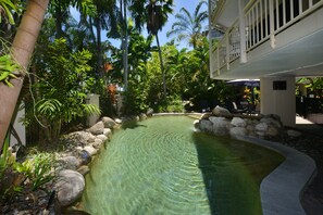 2 kolam renang outdoor