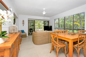 Two Bedroom Two Bathroom Apartment | Essbereich im Zimmer