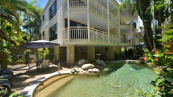 2 albercas al aire libre