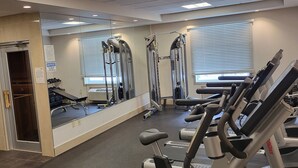 A gym with various exercise equipment, including treadmills and weight machines. - Days Inn & Suites by Wyndham Fort Saskatchewan (Fort Saskatchewan)