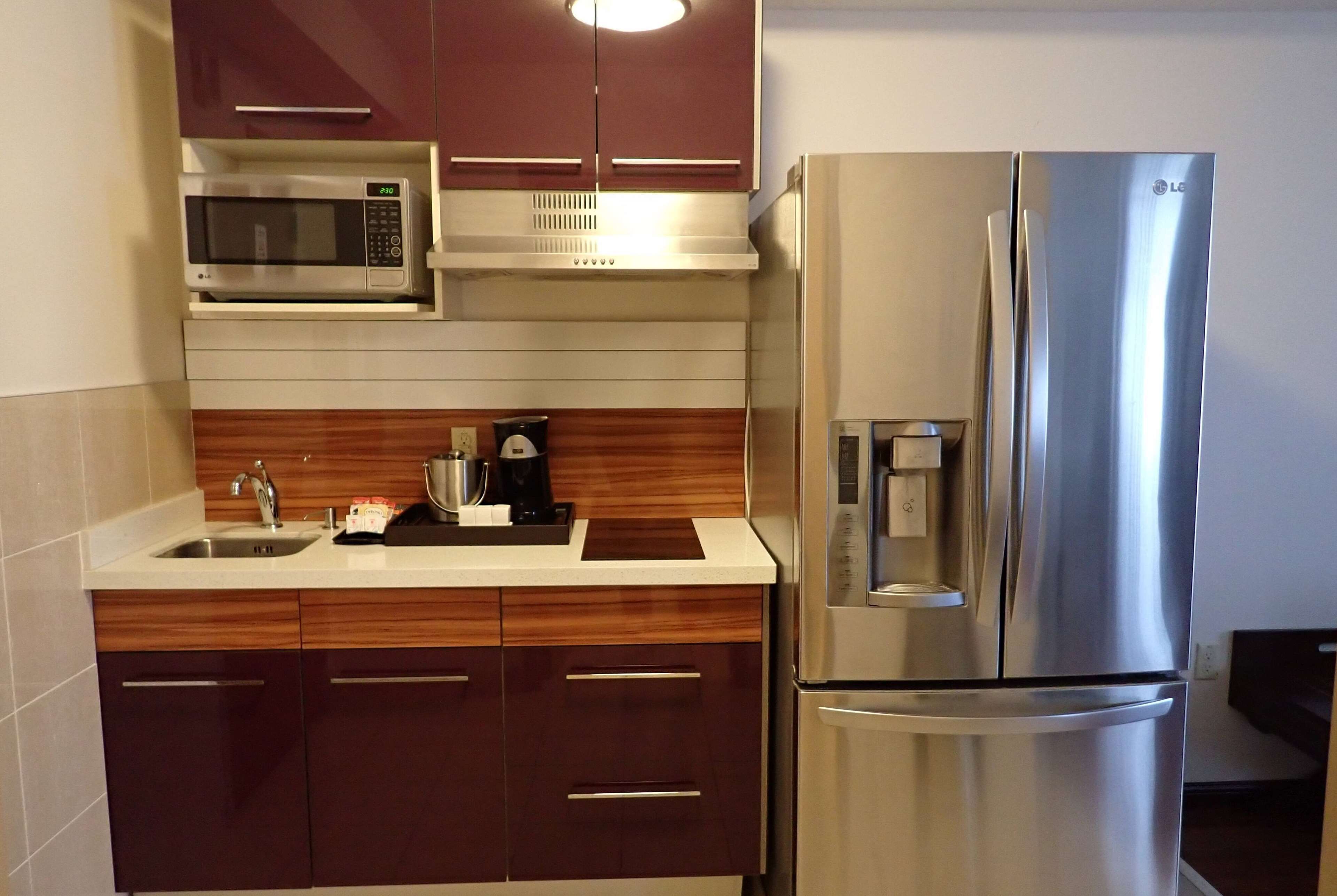 studio suite, 1 king bed, non smoking, kitchenette | down duvets, desk, laptop workspace, blackout curtains