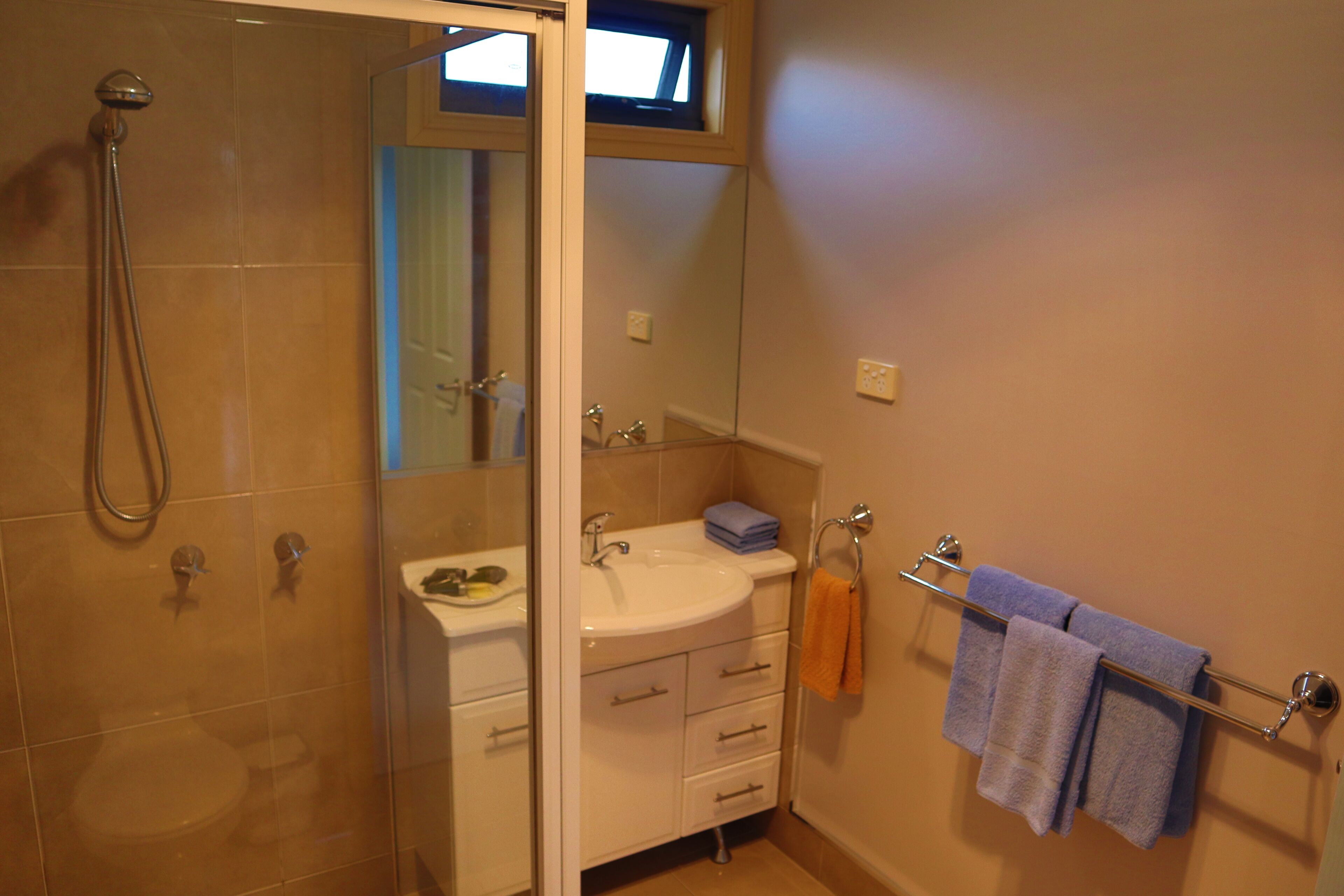 Strahan Bungalows — image 17