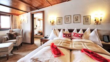 เครื่องนอนระดับพรีเมียม, ผ้านวมขนเป็ด, ตู้นิรภัยในห้องพัก, โต๊ะทำงาน