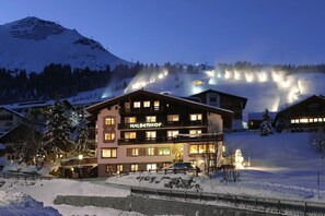 住宿正面 - 傍晚/夜晚