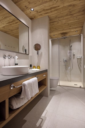 Articles de toilette (gratuits), séchoir à cheveux, peignoirs