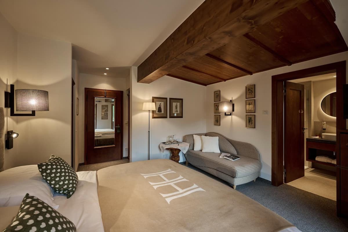 Premium bedding, down duvets, in-room safe, desk