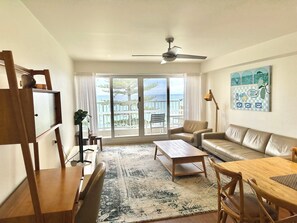 Deluxe Apartment, Ocean View | Living area