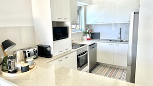Private kitchen - Hillhaven Holiday Apartments (Burleigh Heads)