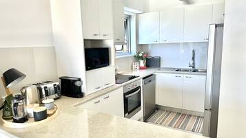 Superior Apartment | Private kitchen | Microwave, oven, stovetop, dishwasher