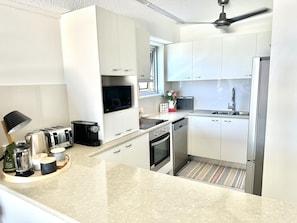Superior Apartment | Private kitchen - Hillhaven Holiday Apartments (Burleigh Heads)